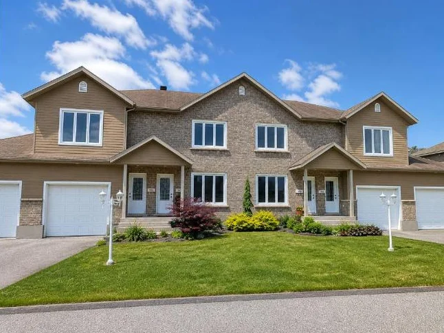 Grand condo lumineux 1300 pi² + garage et remise | Secteur paisible recherché | Disponible 1er juin