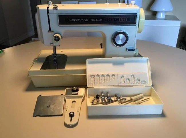 MACHINE À COUDRE KENMORE Modèle 1358 thumbnail 2