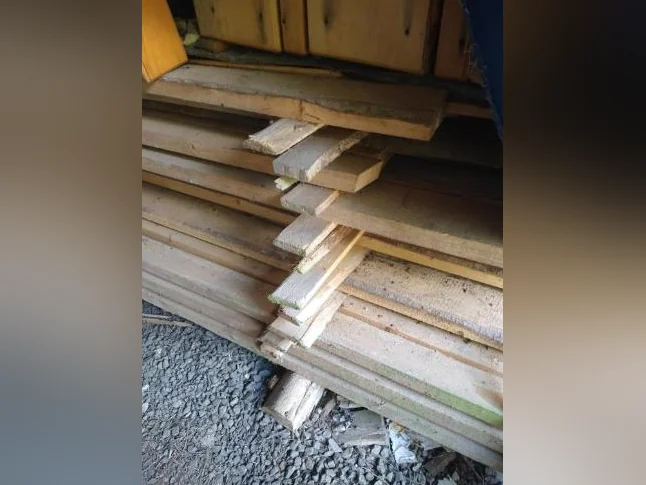 en épinette, il reste seulement une poutre de 13 pieds et demi x 6 pouces x6 pouces ,les madriers sont tous vendu