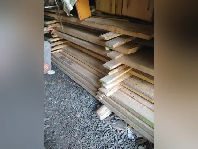 en épinette, il reste seulement une poutre de 13 pieds et demi x 6 pouces x6 pouces ,les madriers sont tous vendu thumbnail 2