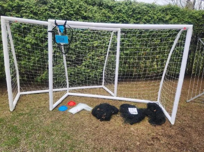 2 buts de soccer (100$ chacun) avec un filet de rechange, 10 cônes de pratique + un ballon de soccer