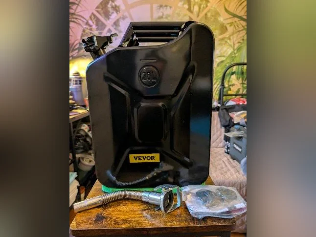 Bidon d'essence de 20 litres, état neuf, avec 6 caoutchouc supplémentaires