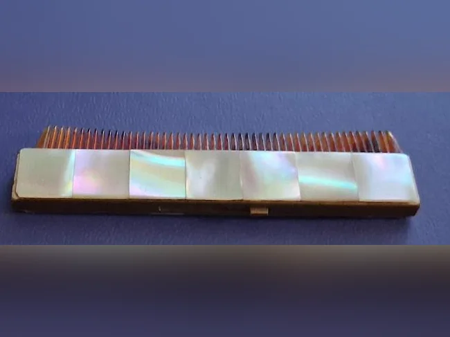 Peigne de voyage vintage en nacre thumbnail 3