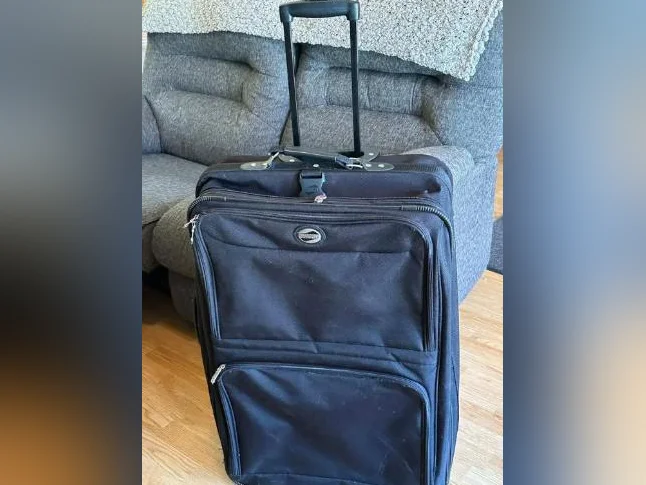 grande valise avec poigné de transport et roues