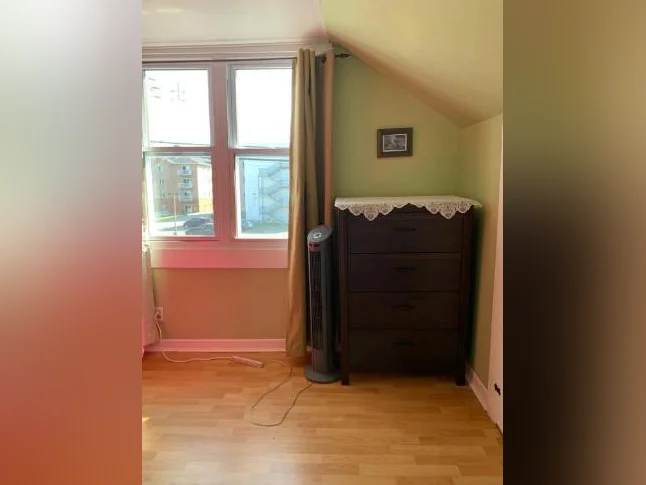Chambre à louer dans ma maison thumbnail 2