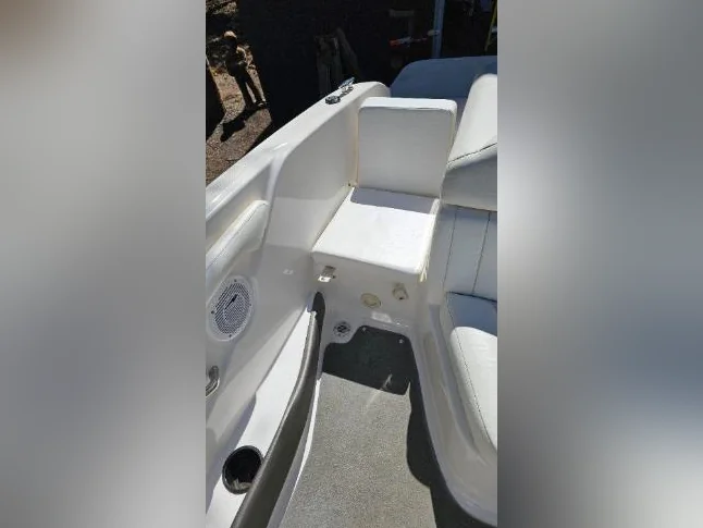 Bateau REGAL 1900 / Remorque Prestige / Elevateur pneumatique thumbnail 6