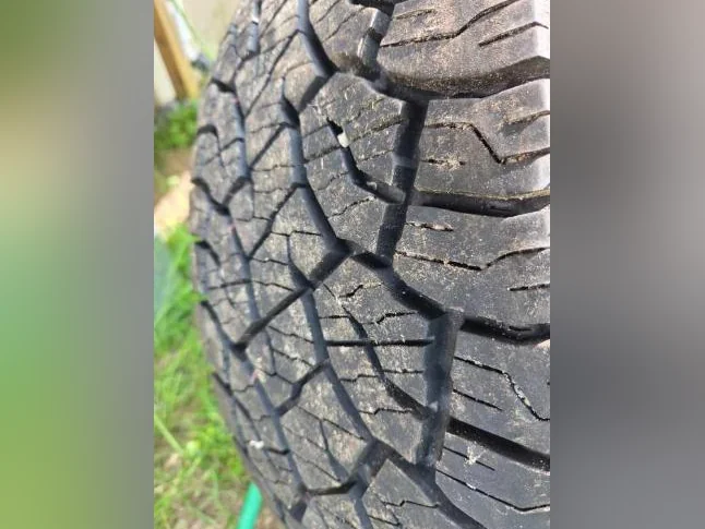 Pneu hivert LT 295 70 r18. Sur roue f150