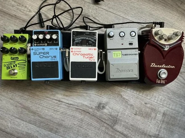Pedal board with power supply and 4Pedals (super chorus vendu )