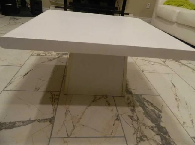 TABLE BLANCHE LAQUÉ