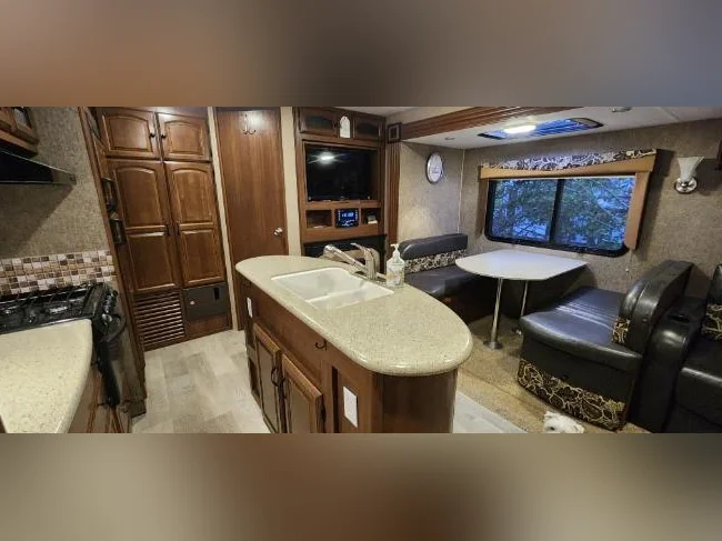 Roulotte Coachmen 32' Maple Leaf Edition 2015 thumbnail 6