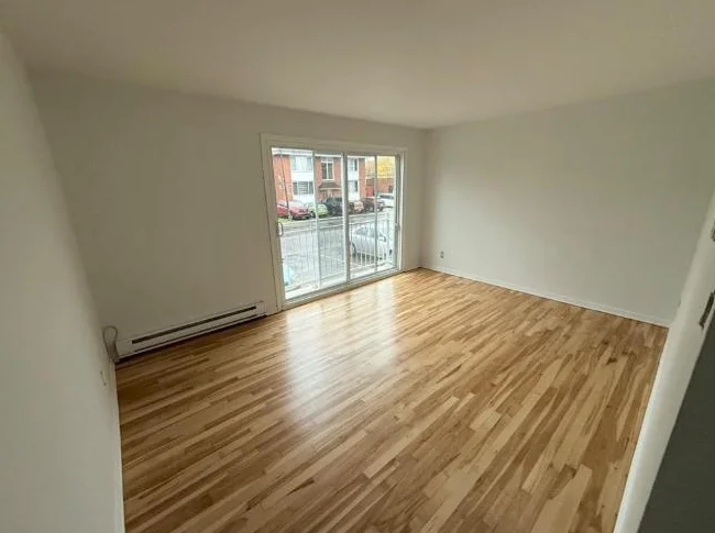 Grand logement 4 1/2 a louer