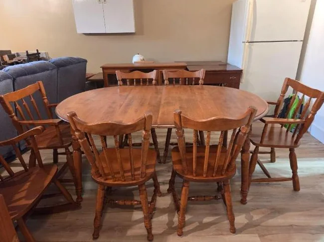 Mobilier de cuisine, buffet et chaise berçante
