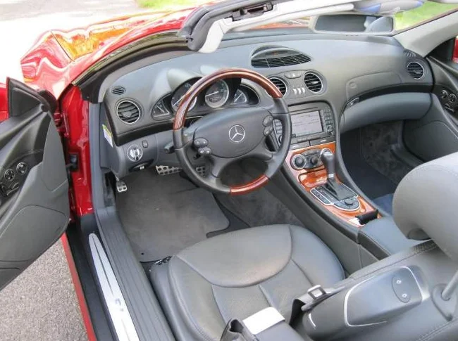 Auto sportive et luxueuse thumbnail 2