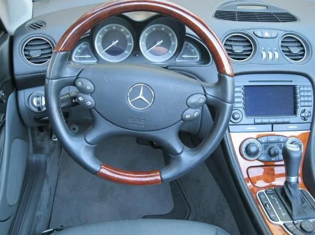 Auto sportive et luxueuse thumbnail 3