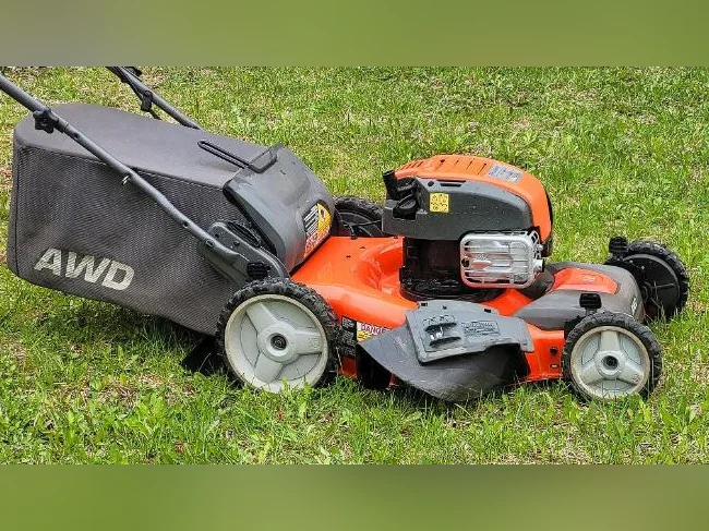 Tondeuse essence transmission intégrale Husqvarna 3-en-1-163cm3 22po