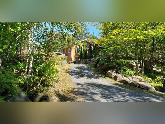SAINT-SAUVEUR MAISON À LOUER UNIFAMILIALE chaleureuse, située DANS LE MEILLEUR SECTEUR de ST-SAUVEUR! thumbnail 10