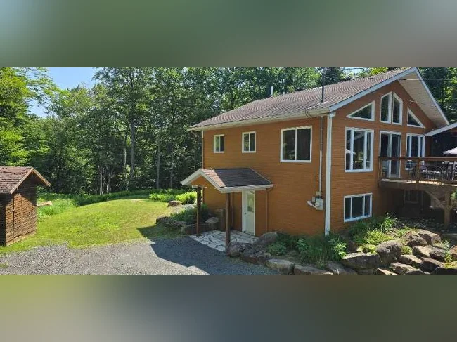 SAINT-SAUVEUR MAISON À LOUER UNIFAMILIALE chaleureuse, située DANS LE MEILLEUR SECTEUR de ST-SAUVEUR! thumbnail 8