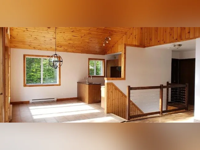 SAINT-SAUVEUR MAISON À LOUER UNIFAMILIALE chaleureuse, située DANS LE MEILLEUR SECTEUR de ST-SAUVEUR! thumbnail 4
