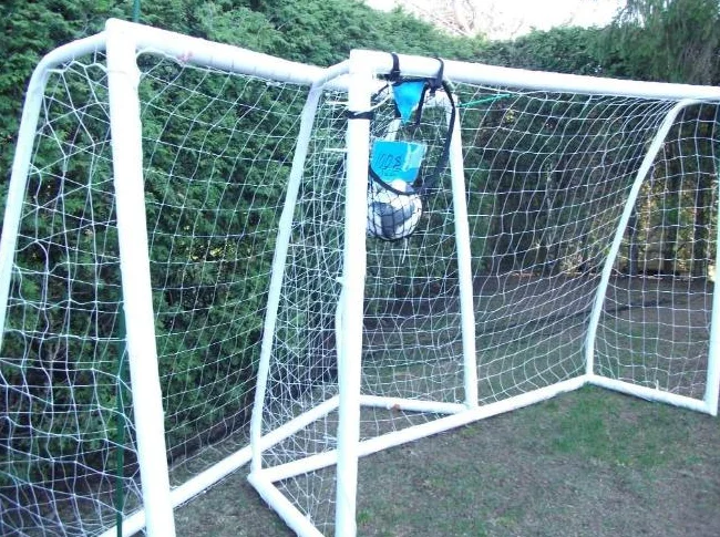 2 buts de soccer (100$ chacun) avec un filet de rechange, 10 cônes de pratique + un ballon de soccer