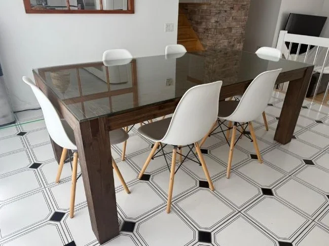 Table Structube en bois avec 6 chaises
