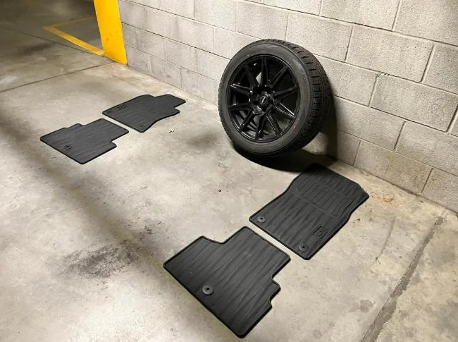 4 tapis neufs et 4 Pneus hiver avec jantes comme neufs Yokohama ICE guard 225/50R18 Tubeless