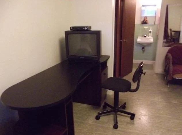 Chambre à louer pour étudiant-e seulement thumbnail 3