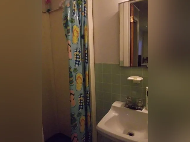 Chambre à louer pour étudiant-e seulement thumbnail 5