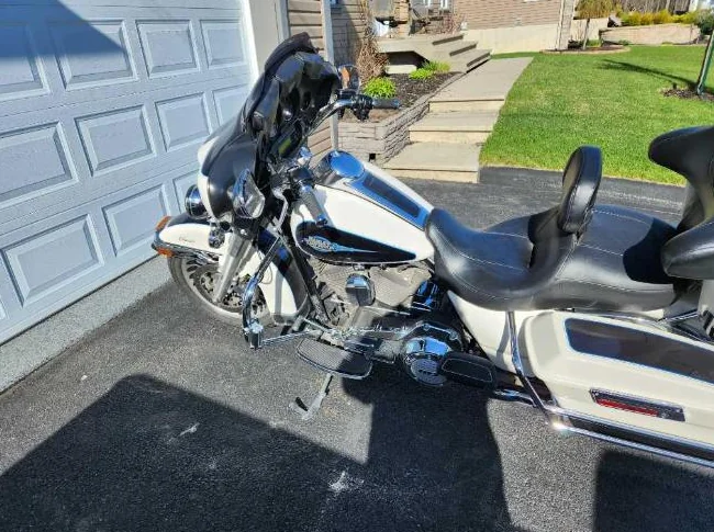 2012 Harley Davidson Électra Glide FLHTC thumbnail 4
