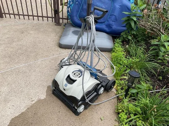 Robot Hayward pour piscine creusée avec charriot de transport
