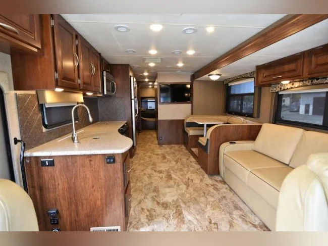 VR Coachmen 35' 2016 et 38 000km / 100% prêt à partir et 100% équipé thumbnail 4