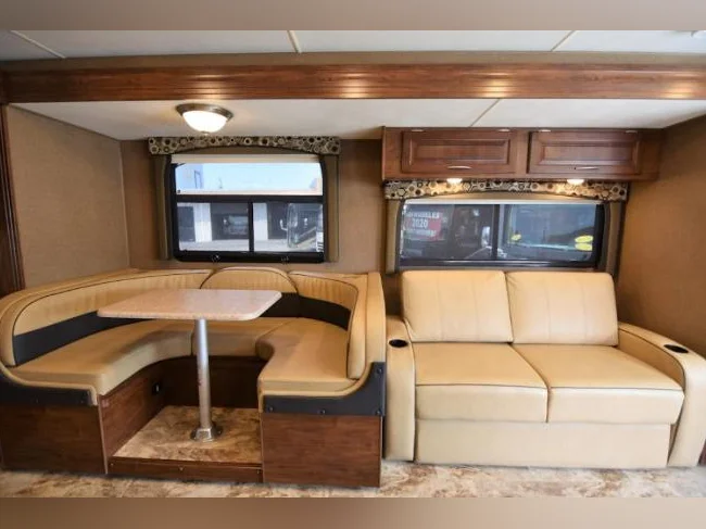 VR Coachmen 35' 2016 et 38 000km / 100% prêt à partir et 100% équipé thumbnail 5