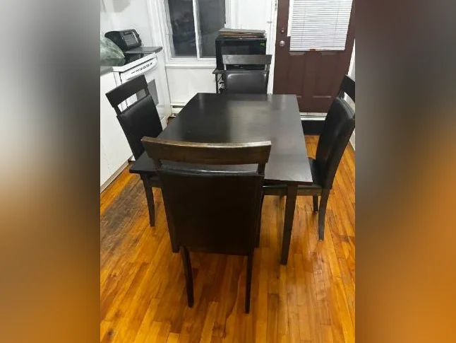 Light pine coloured table +2 grey chairs. Table rectangulaire avec 4 chaises, couleur noyer. thumbnail 5
