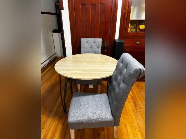 Light pine coloured table +2 grey chairs. Table rectangulaire avec 4 chaises, couleur noyer. thumbnail 3