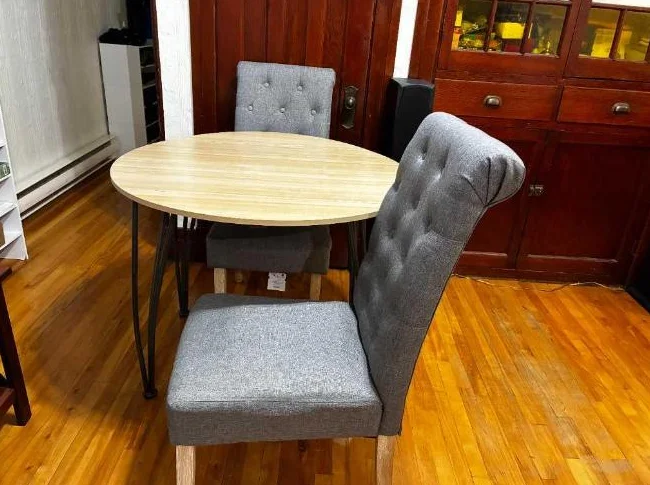 Light pine coloured table +2 grey chairs. Table rectangulaire avec 4 chaises, couleur noyer. thumbnail 2