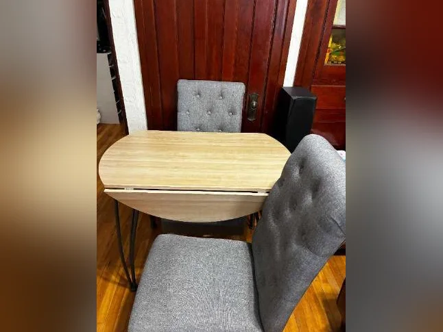 Light pine coloured table +2 grey chairs. Table rectangulaire avec 4 chaises, couleur noyer.