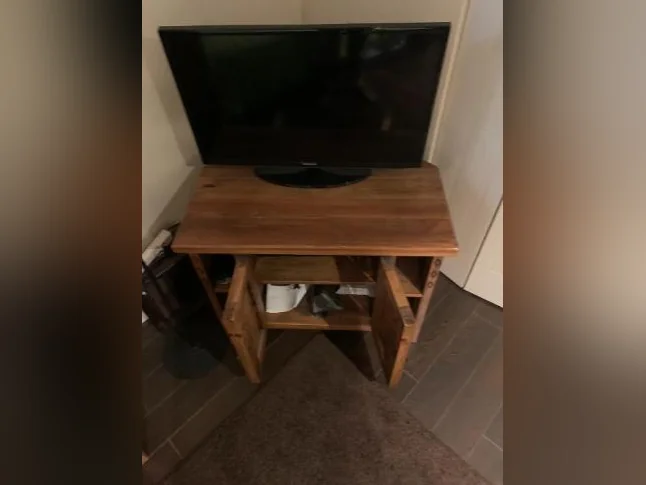 Meuble en coin pour TV en bois, thumbnail 2
