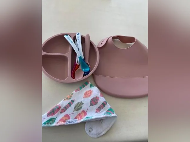 Assiette bavette et ustensiles pour bébé NEUF n'à jamais servi