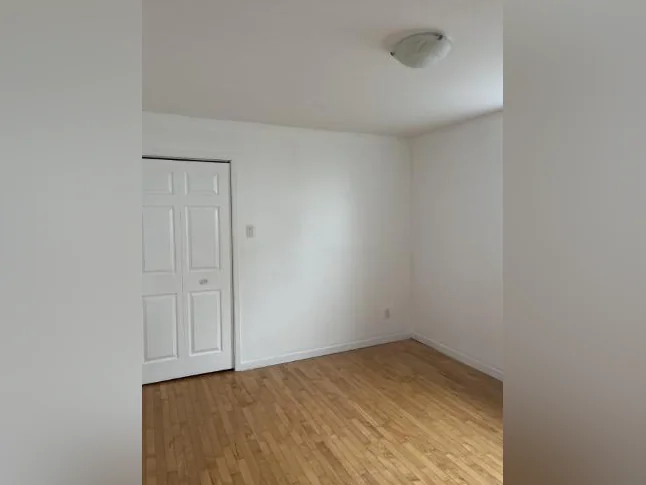 Logement 5 1/2, rénové au 1ier étage d'un triplex a Granby thumbnail 3