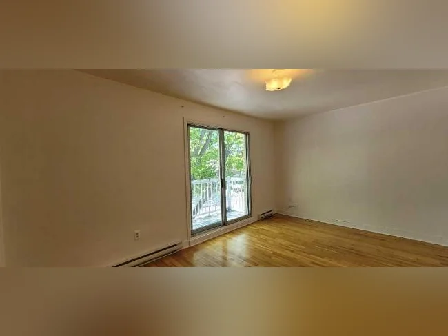 Ahuntsic- 4.5 au 2e de Triplex (prop occupants) Sauvé et St-Firmin thumbnail 3