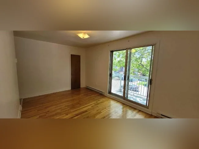 Ahuntsic- 4.5 au 2e de Triplex (prop occupants) Sauvé et St-Firmin thumbnail 4