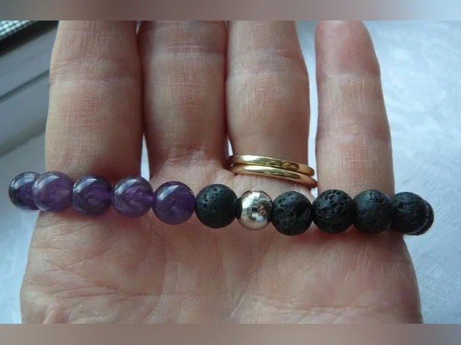 Joli bracelet avec Billes d' Améthyste et Pierres volcanique .( femme ) thumbnail 2