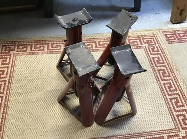 4 Supports d’essieux (jack stand)(à utiliser avec un crique (jack)