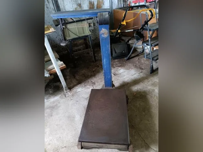 Vieille balance a plateau antique