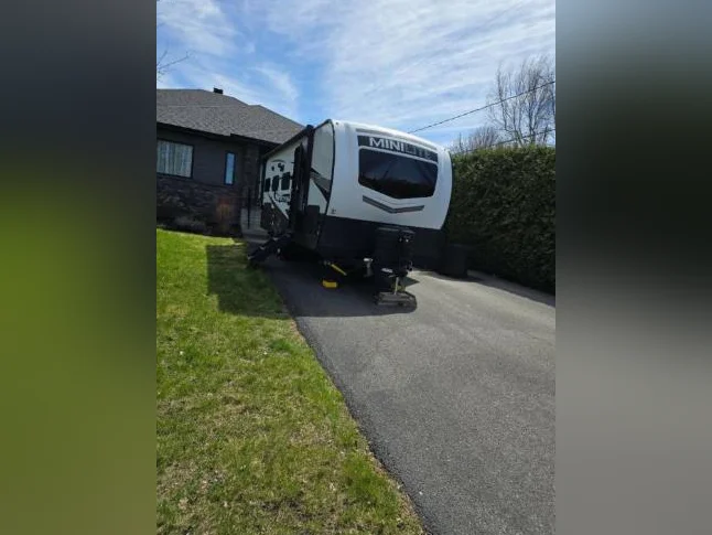 Roulotte Rockwood Mini Lite 2517, 2024. Longueur de 26 pieds et poids de 5774 lb. Modèle rare avec très grand comptoir.
