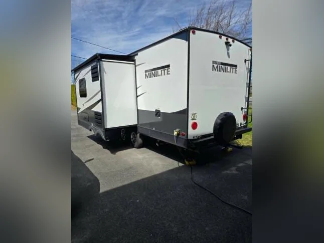 Roulotte Rockwood Mini Lite 2517, 2024. Longueur de 26 pieds et poids de 5774 lb. Modèle rare avec très grand comptoir. thumbnail 2
