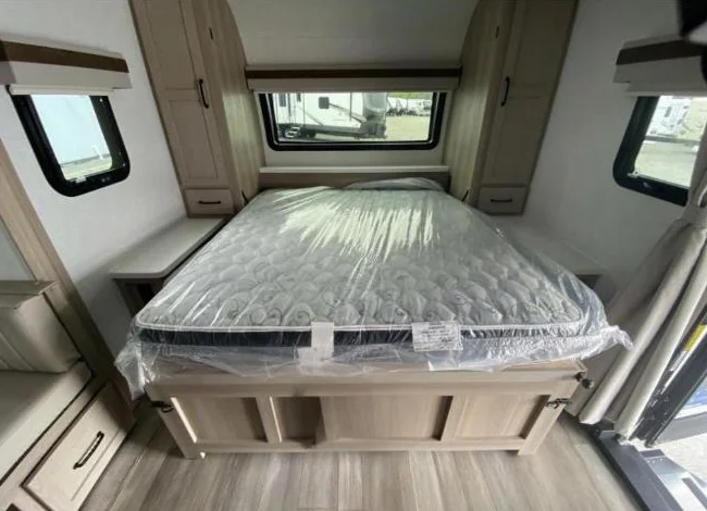 Roulotte Rockwood Mini Lite 2517, 2024. Longueur de 26 pieds et poids de 5774 lb. Modèle rare avec très grand comptoir. thumbnail 9
