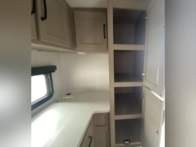 Roulotte Rockwood Mini Lite 2517, 2024. Longueur de 26 pieds et poids de 5774 lb. Modèle rare avec très grand comptoir. thumbnail 6