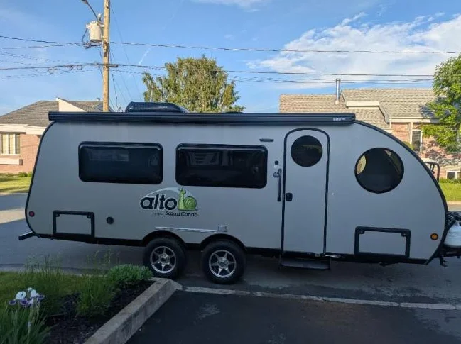 Roulotte Safari Condo Alto 2024  24 pieds TOUTE OFFRE RAISONNABLE SERA CONSIDÉRÉE