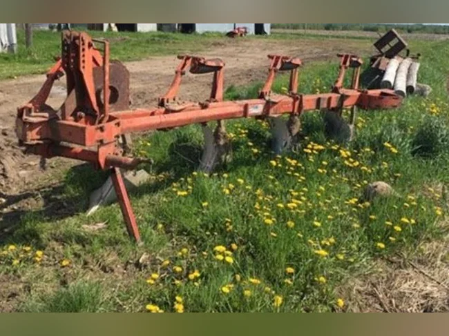 Charrue à 3 ou 4 versoirs – 1200$