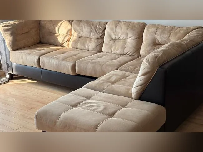 Divan en angle tissu velouté beige. thumbnail 2